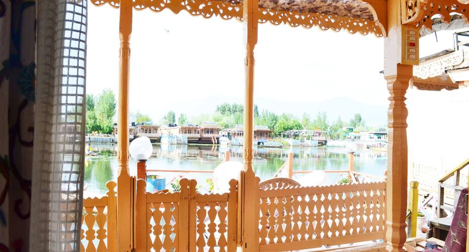 Young Pasadon Houseboat, Srinagar 5